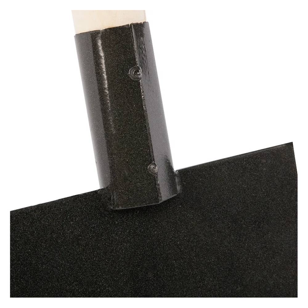 Скребок с деревянным черенком